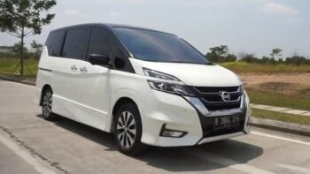 mobil nissan serena