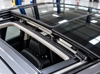 Detail kaca dan rel sunroof mobil