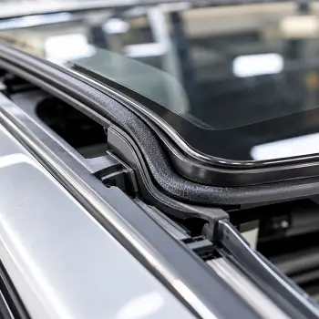 Seal karet pada sekeliling kaca sunroof mobil