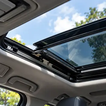 Sunroof mobil yang macet dan perlu diperiksa