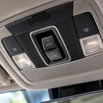 Tombol kontrol sunroof pada plafon mobil